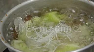 煮好的大白菜汤，盛满玻璃面和海藻